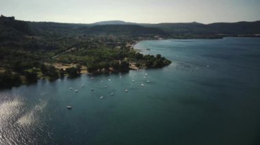 Güzel, Bracciano Gölü manzaralı İtalya.