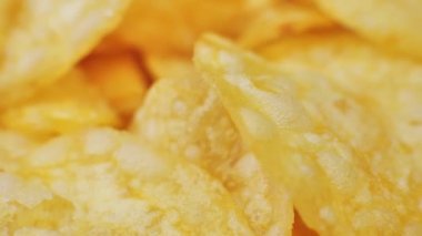 Patates cipslerinin pikapta döndüğü yakın plan..