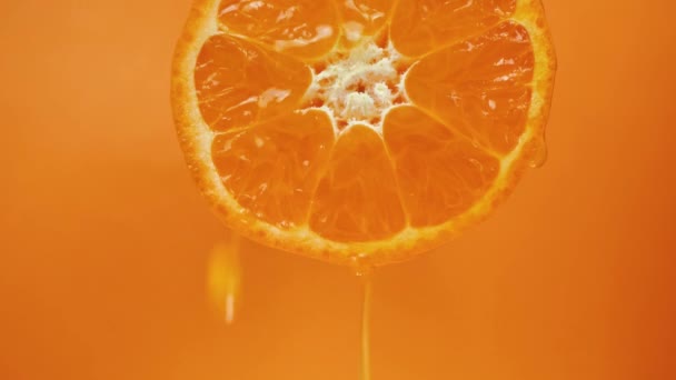 Saftig Uppfriskande Mandarin Saft Från Ett Halvt Tangerinflöde Närbild — Stockvideo