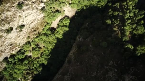 无人驾驶飞机在阳光灿烂的阿布鲁佐山脉之间坠落 意大利圆形无人驾驶飞机发射 — 图库视频影像