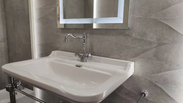 浴室里的现代洗脸盆 浴室内部有水槽和水龙头 — 图库照片