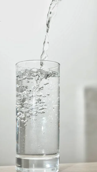 Ρίξτε Νερό Ποτήρι Που Απομονώνεται Λευκό Φόντο Μονοπάτι Αποκοπής — Φωτογραφία Αρχείου