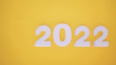 2022 - 2023 sarı arka plan, değişiklikler ve yeni bir iş hedefinin başlangıcı stratejik konsept. 2023 için kavramsal yeni yıl