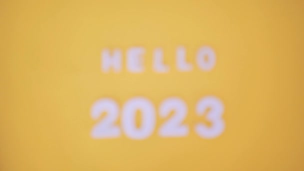 Γεια 2023 Κείμενο Ξύλινα Μπλοκ Θολή Φόντο Πάρκο Κίτρινο Φόντο — Αρχείο Βίντεο