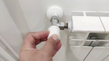 Radyatörün görünümü, iç mekanlara ısı, yükselen enerji fiyatları, küresel ekonomik kriz.