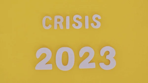 新的2023年反危机管理的概念 木制数字和黄色背景的字母 经济危机与破产和金融危机的概念 — 图库照片