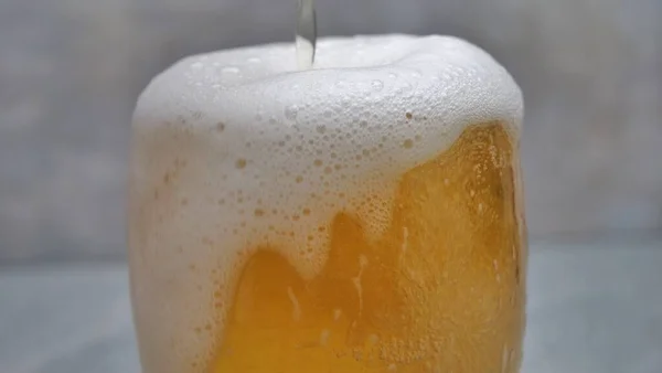 Makroaufnahme Des Einfüllens Von Bier Ins Glas — Stockfoto