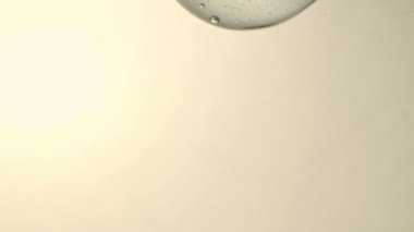 Molekül köpüklü kristal berrak jel kozmetik yavaşça aşağı kayıyor. - Makro Vuruş