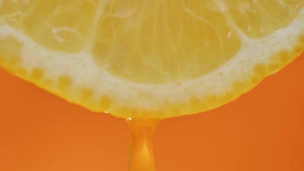 Succo Limone Scorre Dalla Polpa Gocciola Sfondo Arancione Macro Video — Video Stock
