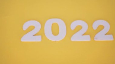 2022 - 2023 sarı arka plan, değişiklikler ve yeni bir iş hedefinin başlangıcı stratejik konsept. 2023 için kavramsal yeni yıl