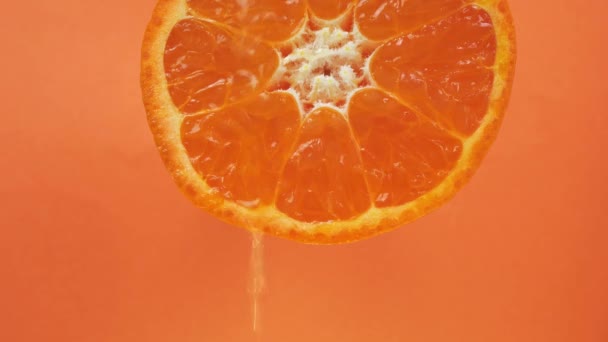 Juicy Refreshing Tangerine Juice Half Tangerine Flows Close — Stock Video
