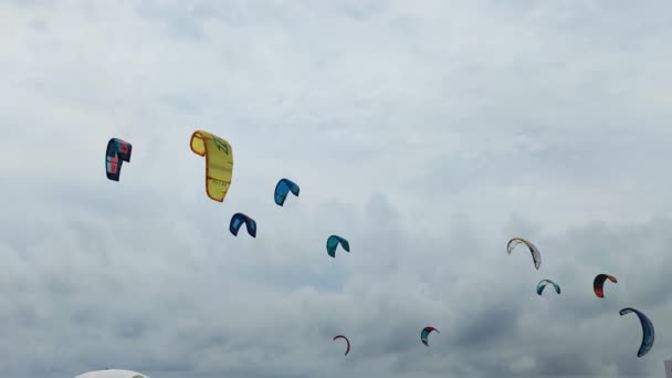 Rome Italië Juli 2021 Gekleurde Parachutes Van Surfers Achtergrond Van — Stockvideo