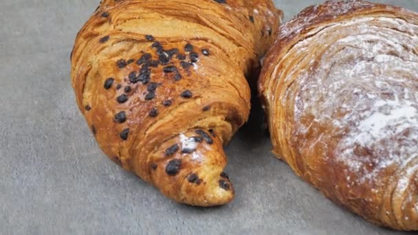 Close Van Een Croissant Draaiend Een Draaitafel — Stockvideo