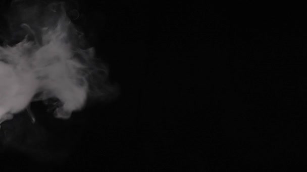 黒い背景でタバコを吸う 背景映像 — ストック動画
