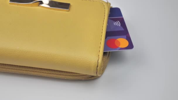 Dompet Perempuan Kuning Dengan Kartu Kredit Berputar Latar Belakang Putih — Stok Video