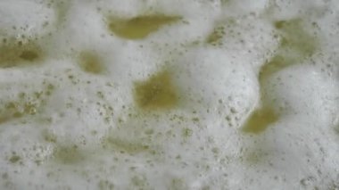 Tencerede kaynar su içinde patates pişirmek. Yakın çekim..