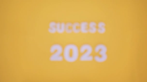 Sucesso 2023 Inscrição Números Madeira Fundo Amarelo — Vídeo de Stock