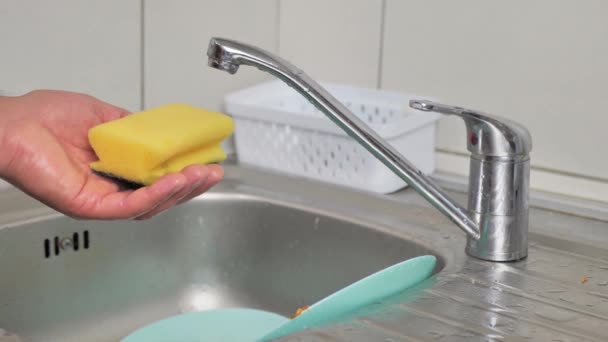 Super Makro Zbliżenie Materiału Żółtego Obracającej Się Gąbki Nalewania Detergentu — Wideo stockowe