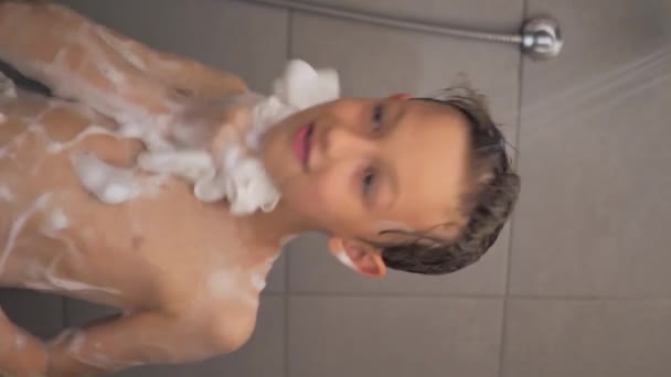 Der Junge Wäscht Sich Unter Der Dusche Der Junge Wäscht — Stockvideo