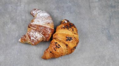 Gri arka planda dönen iki kruvasan. en üstteki görünüm