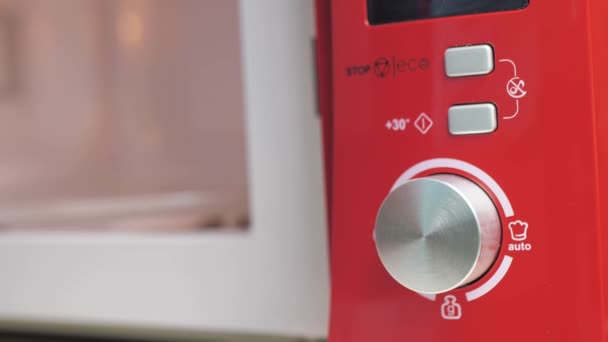 電子レンジでの加熱食品 手は電子レンジでご飯を弁当箱に入れる 電子レンジで料理を作る 4Kビデオ — ストック動画