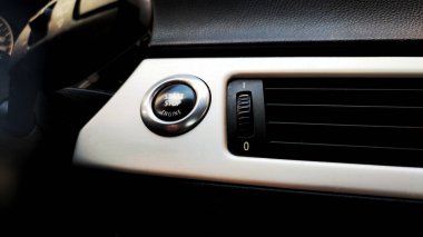Otomobil motoru çalıştırma düğmesi siyah beyaz yakın çekim .