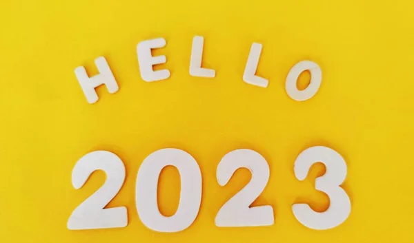 Hello 2023 带有黄色背景文字的木制字母和数字 管理和业务概念 — 图库照片
