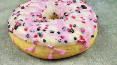 Parlak ve renkli serpiştirilmiş donutun yakın çekimi. Yukarıdan bak. Kusursuz döngü