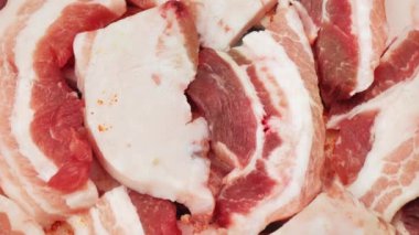 Döner masada dönen taze et parçaları..