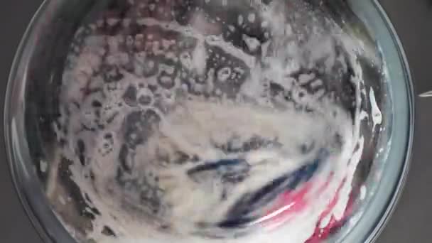 Lavadora Blanca Lava Ropa Sucia Colorida Lavado Ropa Lavadora Doméstica — Vídeos de Stock