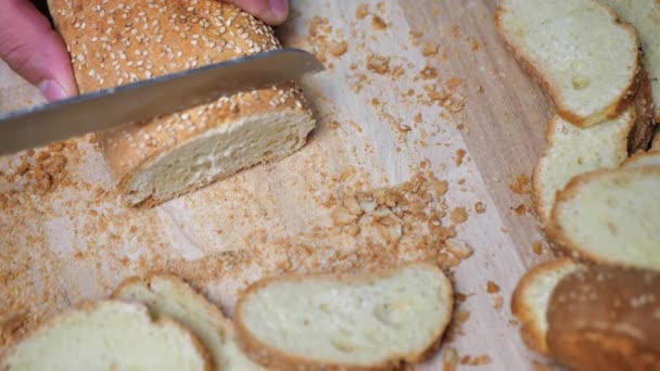 Tahta Bir Yüzeyde Susamlı Ekmek Dilimlemek — Stok video