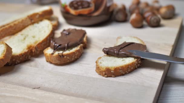 Σιδερένιο Μαχαίρι Εφαρμόζει Πάστα Σοκολάτας Ένα Κομμάτι Ψωμί Σουσάμι Ανοιχτό — Αρχείο Βίντεο