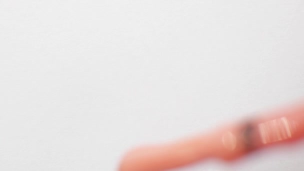 粉红的指甲油涂在白色的背景上 应用液凝胶纹理特写 用刷子 化妆品和美容产品概念 化妆品 — 图库视频影像