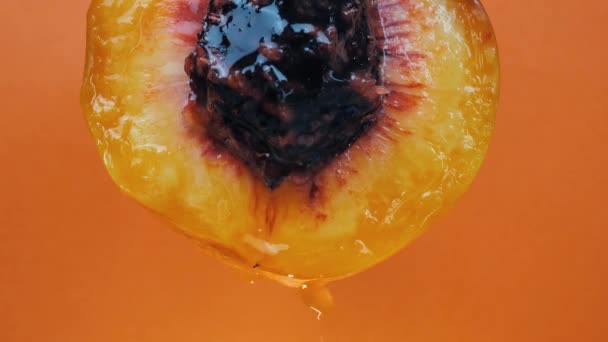 Portakal Rengi Arka Planda Kayısıdan Damlayan Bir Damla Meyve Suyu — Stok video