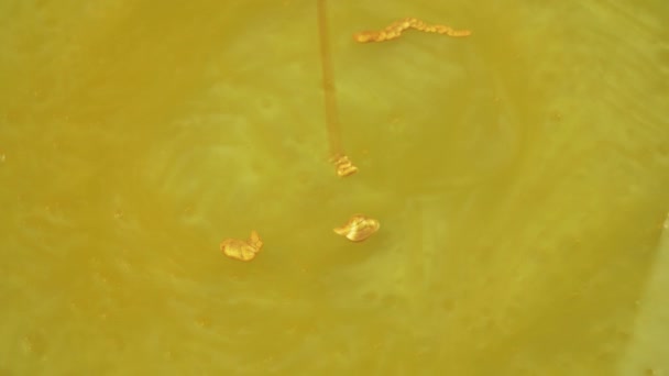 Abstractie Vloeibare Achtergrond Van Gouden Kleuren — Stockvideo