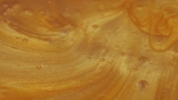 闪光的流体运动 把金子磨碎闪闪发光的黄色液体油漆覆盖 — 图库视频影像