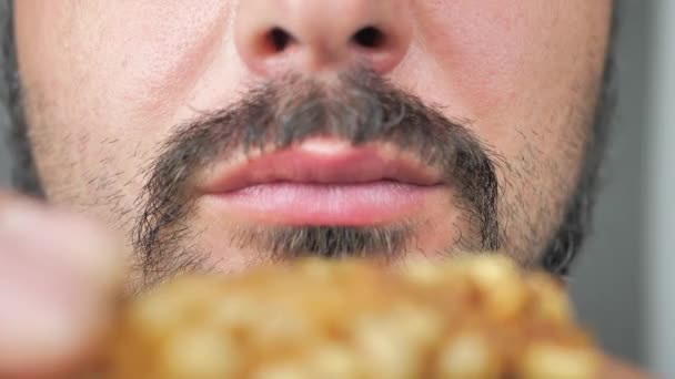 クローズ アップ 男を食べる ファーストフード チキンナ ゲット フライド ポテト — ストック動画