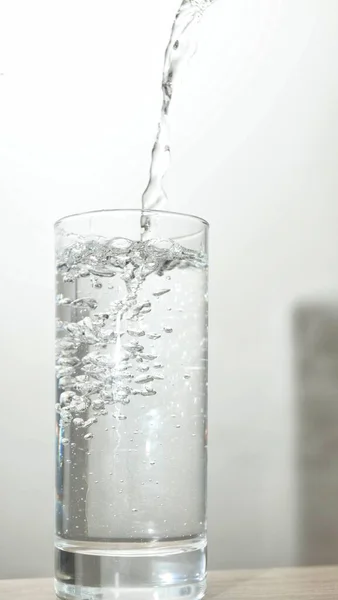 Despeje Água Vidro Isolado Fundo Branco Com Caminho Recorte — Fotografia de Stock