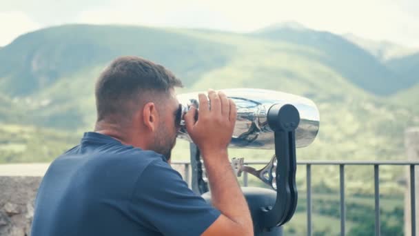 Ung Man Tittar Igenom Kikaren Observationsdäcket Massmedia Man Tittar Igenom — Stockvideo