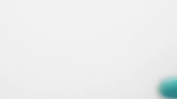 Лак Ногтей Голубым Жемчужным Блеском Лопатка Мажет Голубую Перламутровую Жидкость — стоковое видео