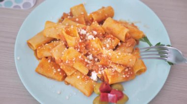 Peynir serpilmiş İtalyan makarnası..