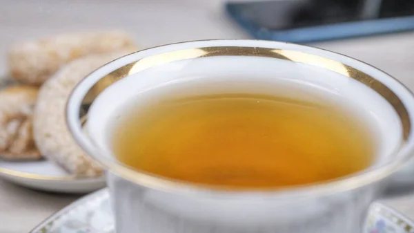 Белая Чашка Чая Золотым Ободком Кружке — стоковое фото