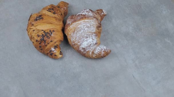 Croissant Med Choklad Och Kornet Med Vitt Pulver Grå Bakgrund — Stockvideo