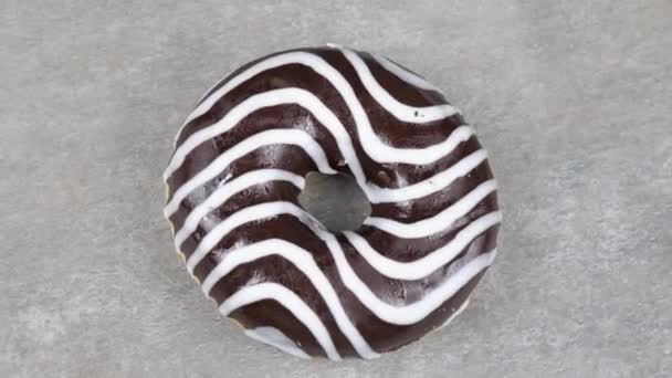 在灰度背景 灰度背景的巧克力甜甜圈的特写 — 图库视频影像