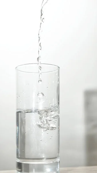 Despeje Água Vidro Isolado Fundo Branco Com Caminho Recorte — Fotografia de Stock