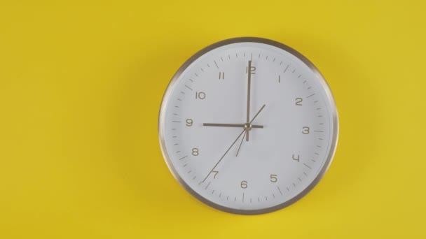 Relógio Mostra Oclock Fundo Amarelo — Vídeo de Stock