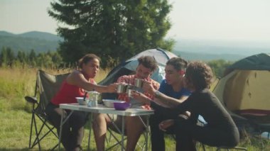 Neşeli, çok kültürlü gezginler kamptaki başarılı dağ yürüyüşünü kutluyorlar.