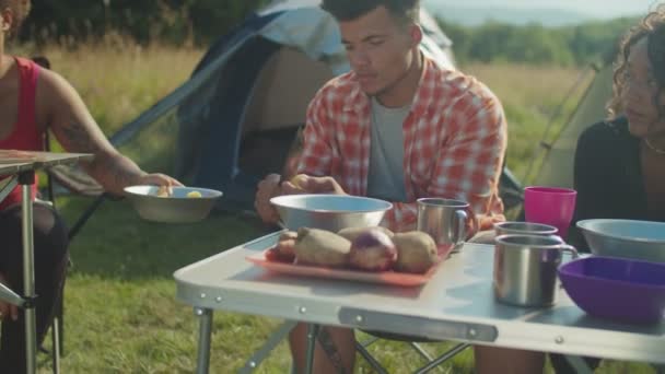 Θετικές ποικίλες πολυφυλετικές πεζοπόρους προετοιμασία γεύμα στρατόπεδο στο κάμπινγκ στα βουνά για πεζοπορία — Αρχείο Βίντεο