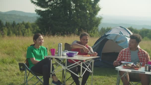 Diverse multi-etnische backpackers bereiden kampvoedsel tijdens bergwandelingen — Stockvideo