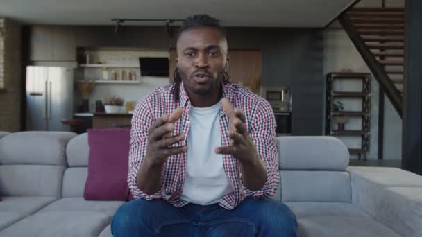 Självsäker afrikansk amerikansk manlig web influencer inspelning video för vlog hemma — Stockvideo